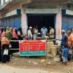 দীর্ঘ লাইনে দাঁড়িয়েও ওএমএসের চাল ও আটা মিলছে না ফেনীতে