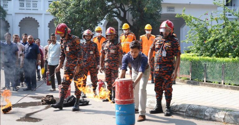 সুপ্রিম কোর্টে অগ্নিনিরাপত্তা মহড়া করেছে ফায়ার সার্ভিস
