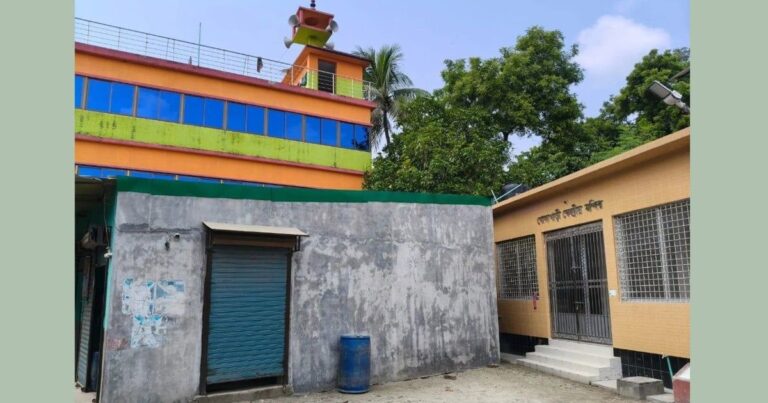 গোদাগাড়ীতে একই আঙিনায় মসজিদ-মন্দির, চলছে নামাজ-পূজা