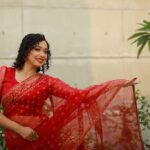 দশমীতে লাল রঙের পোশাক পরবেন? কীভাবে সাজবেন জেনে নিন