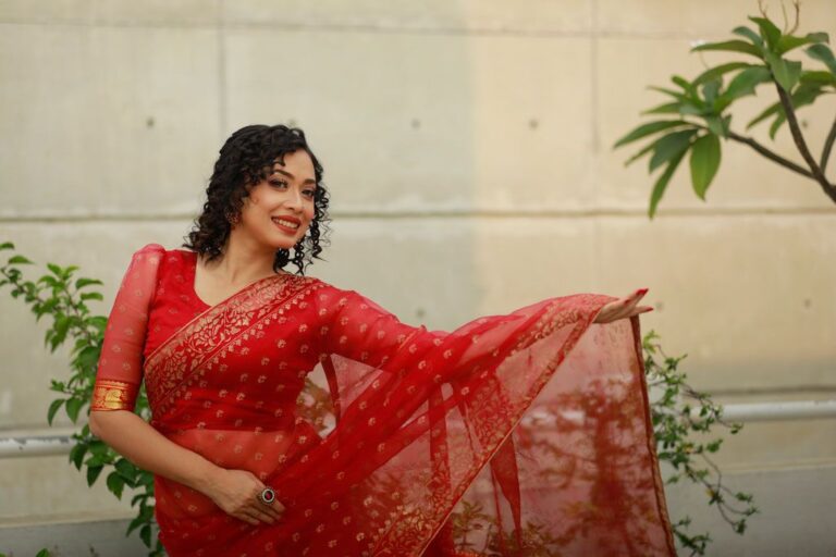 দশমীতে লাল রঙের পোশাক পরবেন? কীভাবে সাজবেন জেনে নিন