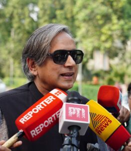 সরকার পতন নয়, অবাধ নির্বাচন চাই: বাংলাদেশ ও ফ্রান্সের সঙ্গে তুলনার জবাবে শশী থারুর