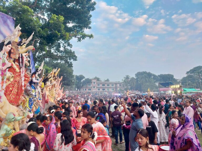 বিসর্জনের অশ্রুতে ঐতিহ্যের বাঁধন, ঘিওরে ২০২ বছরের সম্প্রীতির মেলায় মানুষের ঢল