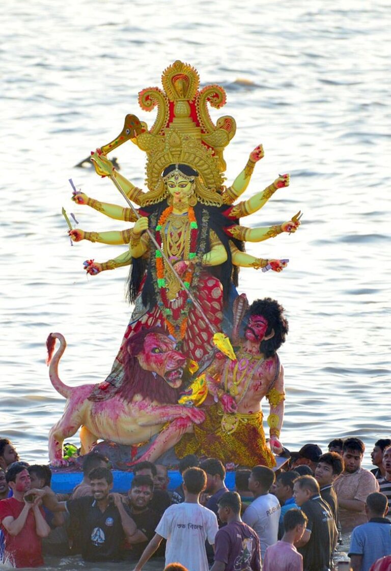 পতেঙ্গার ঢেউয়ে ভাসে প্রতিমা, বুকে বাজে বিসর্জনের ব্যথা